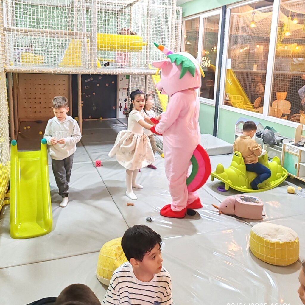 Маскота анимира деца во внатрешна игротека