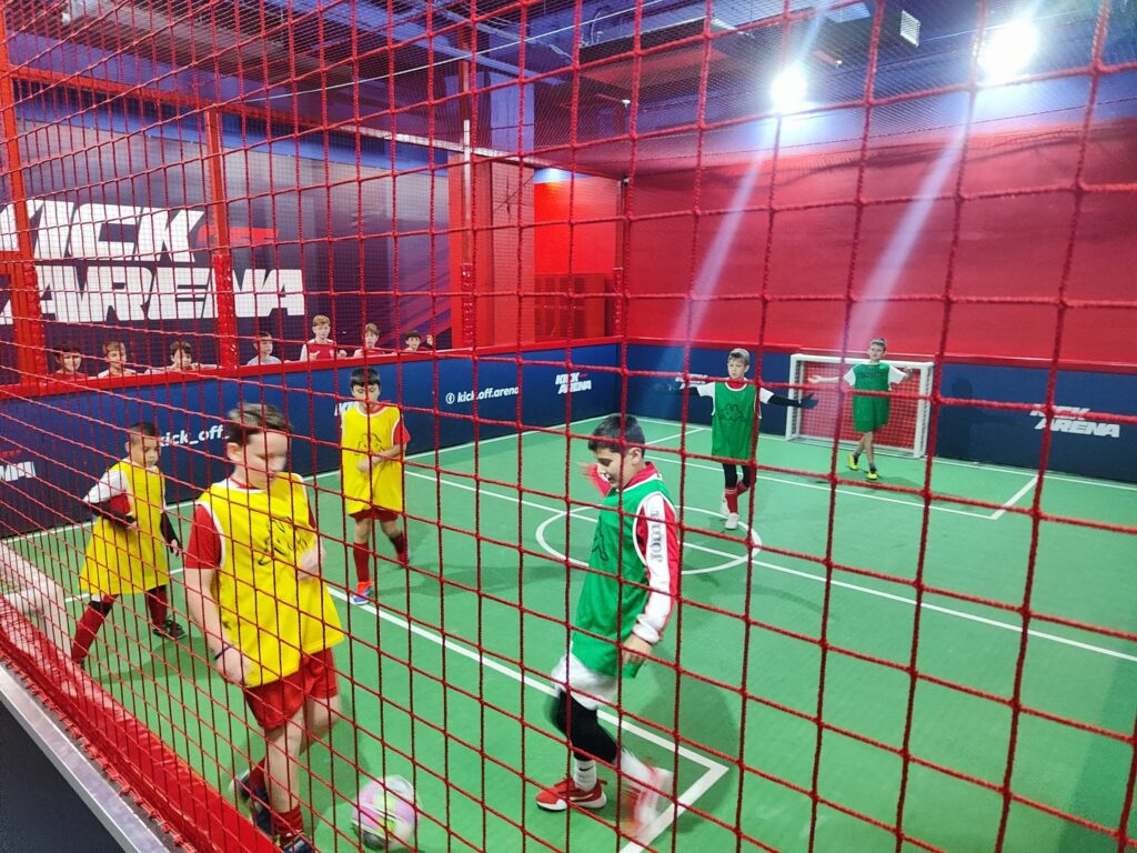Kick-off arena deca igraat fudbal