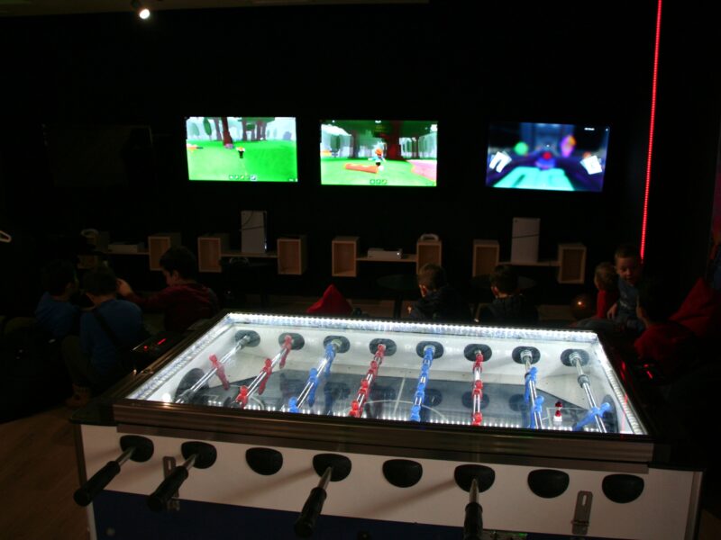 Моменто кафе - центар за забава во недела