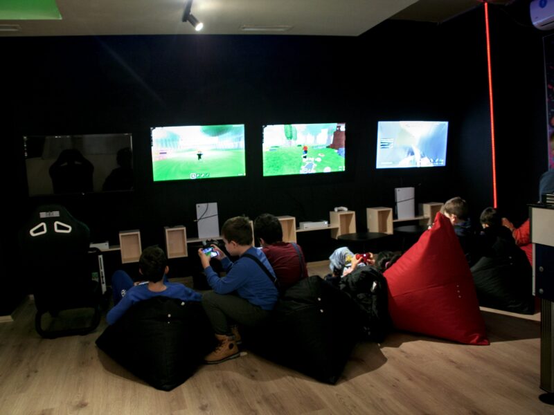 Моменто кафе - центар за забава во недела