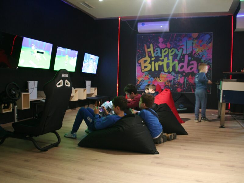 Моменто кафе - центар за забава во недела