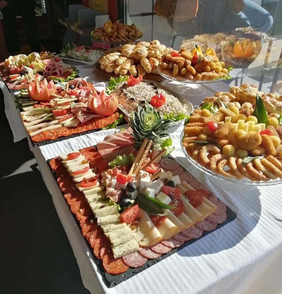 Твој кетеринг храна изложена